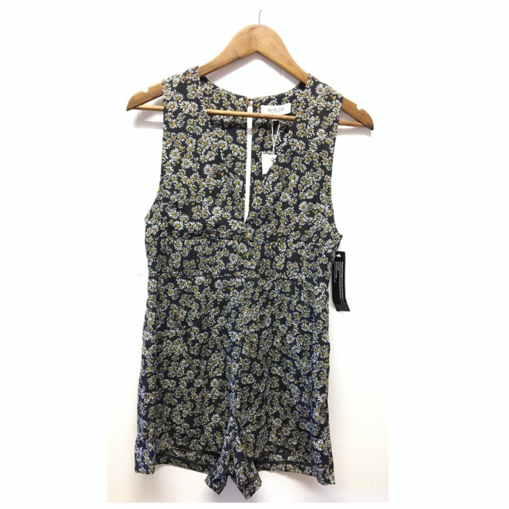 WYLDR | NWT Daisy Keyhole Back Sleeveless Romper